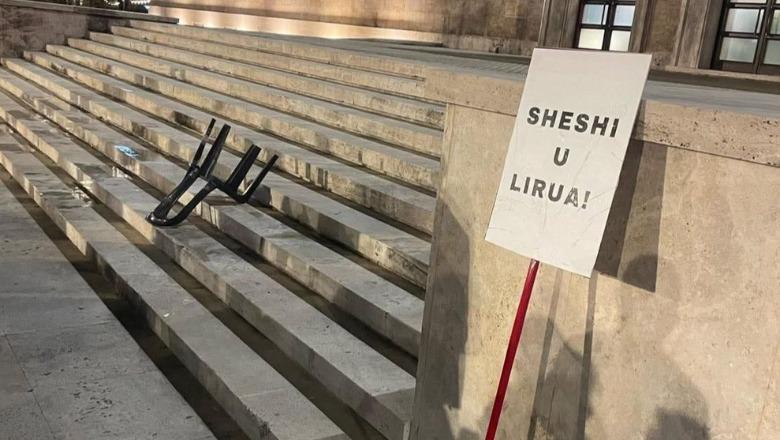 Pas 108 ditësh përballë kryeministrisë, Adriatik Lapajt mbyll protestën