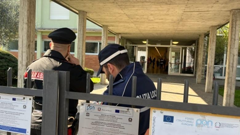 E rëndë në Itali, 13-vjeçari godet më thikë në qafë mësuesen në korridorin e shkollës