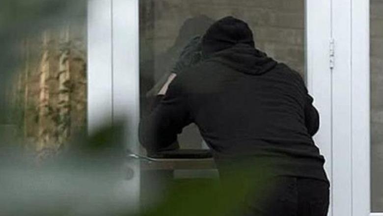 Vodhi 3 shtëpi ndërsa ishte në kërkim nga policia, arrestohet 31-vjeçari në Kavajë