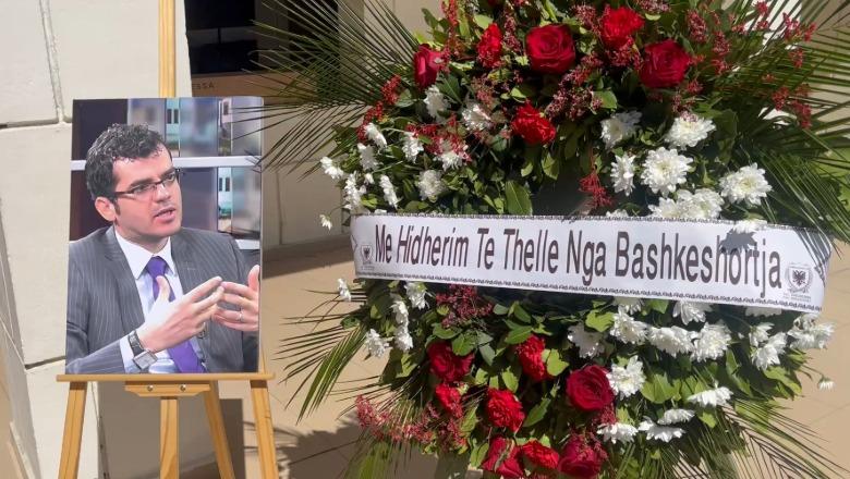 Lamtumirë Namir Lapardhaja! Me karafila të kuq e lot në sy përcillet në banesën e fundit gazetari dhe publicisti i njohur 