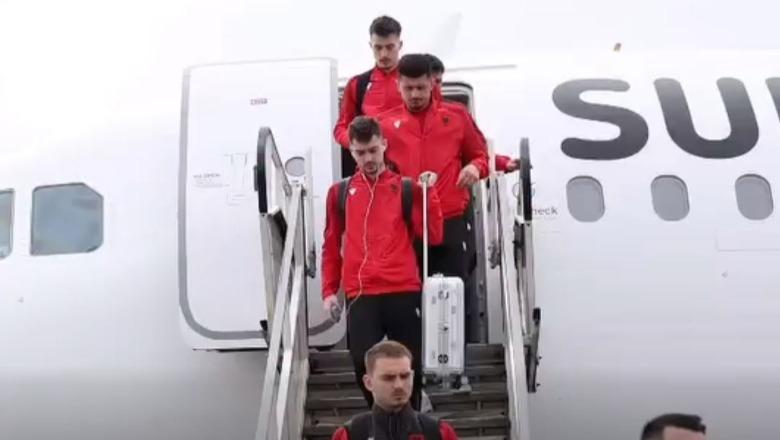 VIDEO/ Kombëtarja e Shqipërisë mbërrin në Varshavë