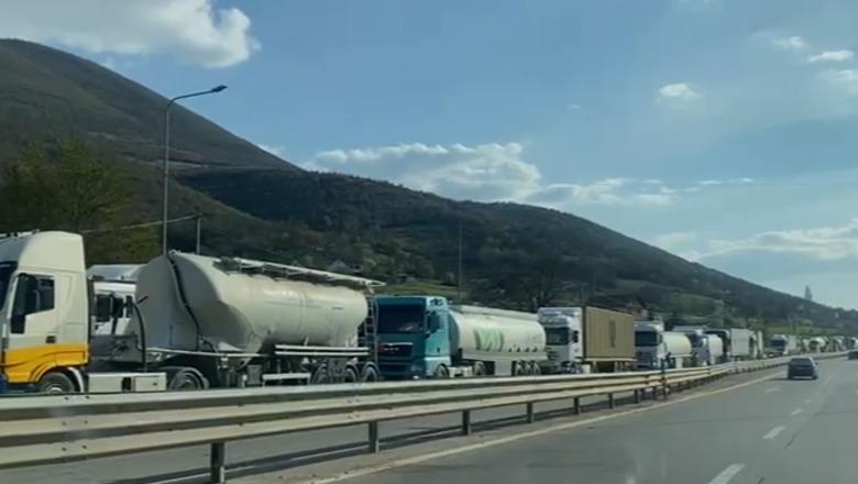 Radhë kilometrike dhe pritje pa fund për transportuesit në Morinë, shkak korsia e vetme dhe problemet me sistemin