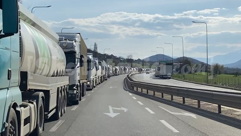 Radhë kilometrike dhe pritje pa fund për transportuesit në Vërmicë, shkak korsia e vetme dhe problemet me sistemin