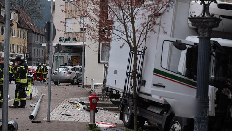Tragjike në Gjermani/ Kamioni përplas për vdekje nënën dhe djalin 3-vjeçar! Shpëton mrekullisht fëmija tjetër