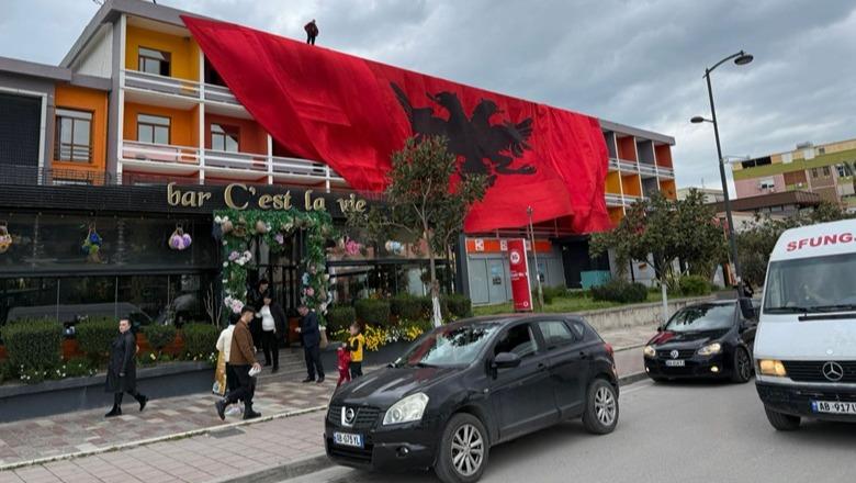 Sfida Shqipëri–Poloni/ Fierakët tregojnë ‘zemrën’ kuqezi, fasada e një godine mbulohet me flamurin kombëtar