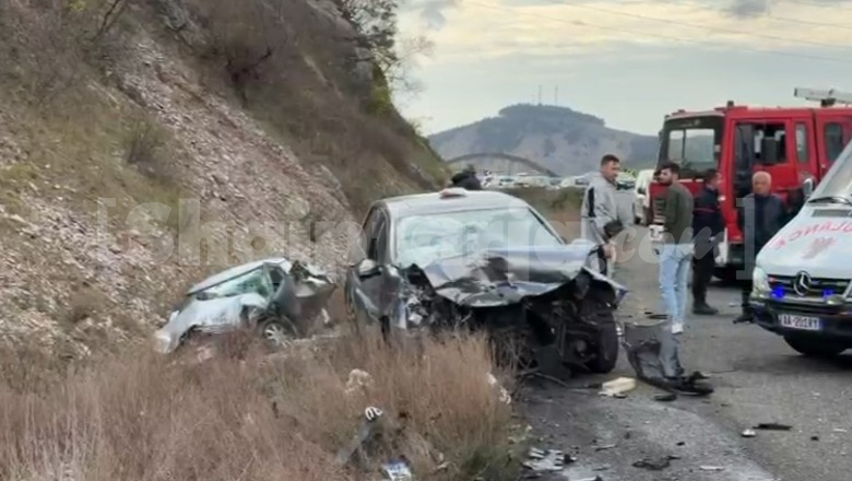 Aksident në Rrugën e Kombit, plagosen 4 persona! Një grua mbeti e bllokuar për disa minuta brenda mjetit