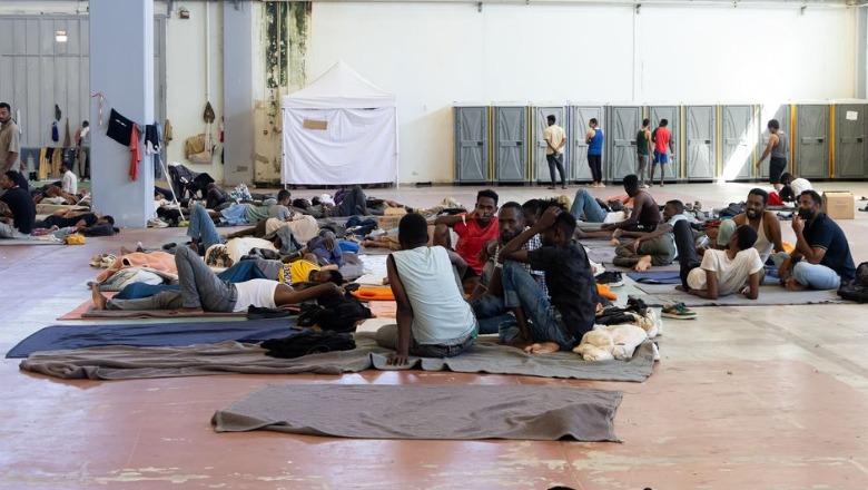 BE ndryshon kursin për emigracionin, me votat e së djathtës kalon vendimi për dërgimin e emigrantëve jashtë Unionit