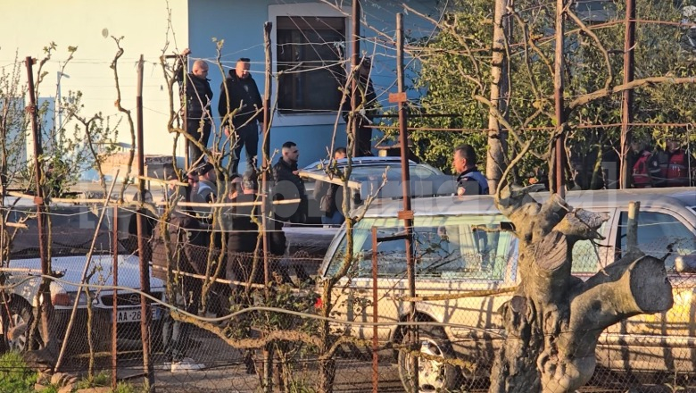 Braktiset i moshuari që vrau gruan dhe veten me armë zjarri, e varros Bashkia e Roskovecit