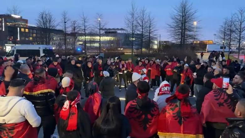 VIDEO/ 'O sa mirë me qenë shqiptar', tifozët e Kombëtares dhurojnë spektakël në Varshavë