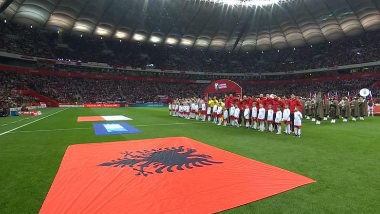 Probleme me audion gjatë himneve, polakët fërshëllejnë himnin shqiptar