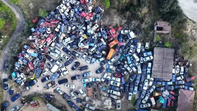 ‘Varrezat’ drejt boshatisjes, makinat dhe motomjetet e vjetra i nënshtrohen procesit të çmontimit dhe riciklimit