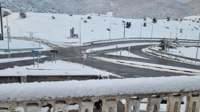  Korça nën petkun e dëborës, ndërpritet energjia elektrike për disa zona