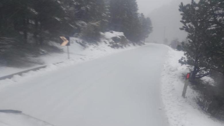 Reshje intensive bore në Llogara, rekomandohet kalimi nga tuneli