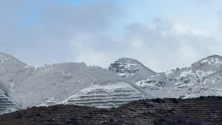 Korça nën petkun e dëborës, ndërpritet energjia elektrike në  disa zona