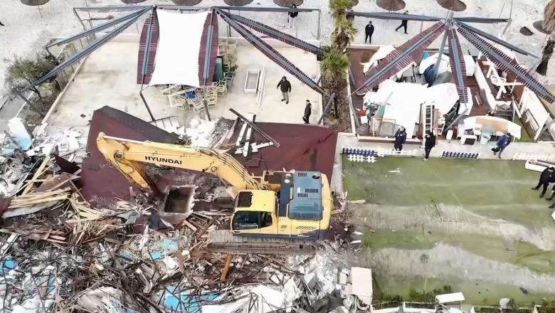 Lirimi i hapësirave publike në Radhimë/ Banorët kundër shembjes së 4 banesave, nuk ka rezistencë për prishjen e një restoranti (VIDEO)