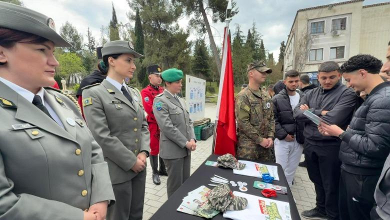 Një mundësi për t’i shërbyer Atdheut! Forcat e Armatosura nisin fushatë rekrutimi në Kuçovë