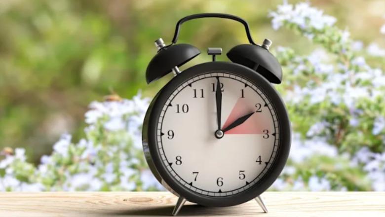 Nesër ndryshon ora, akrepat lëvizin 60 minuta para