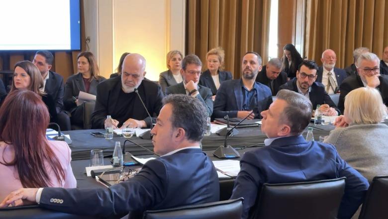 Mbledhja e grupit të PS/ Rama u jep porositë: Javën e ardhshme deputetë e ministra tur takimesh, tema kryesore integrimi në BE