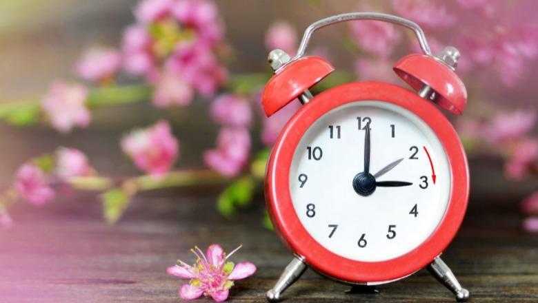 Nesër ndryshon ora, akrepat lëvizin 60 minuta para! Flemë më pak, por ditët me diell zgjasin më shumë