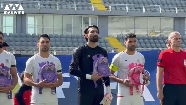 VIDEO/ Raketat vranë 165 nxënëse, kombëtarja e Iranit proteston me çanta në duar gjatë himnit kombëtar