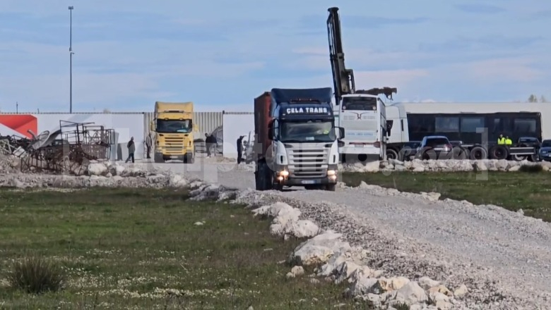 Durrës/ Kontejnerët me mbetjet toksike zhvendosen nga zona e sektorit në fshatin Vrinas