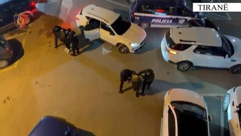 Tiranë/ Donte të shiste një pistoletë, arrestohet 40-vjeçari! Në pranga edhe shoqëruesi (EMRAT)