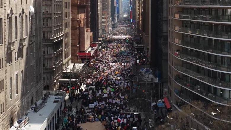 ‘Pa Mbretër’- Protesta masive kundër Presidentit Trump në SHBA, qytetarët kundër luftës në Iran dhe kostove shtesë të jetesës
