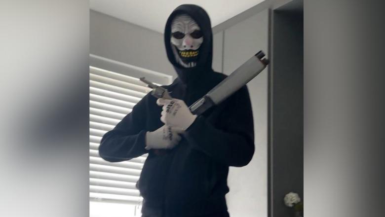 Porositi pistoletë nga SHBA-të duke e maskuar si lodër për qen, 19-vjeçari shqiptar në Britani dënohet me 6 vite e 3 muaj burg