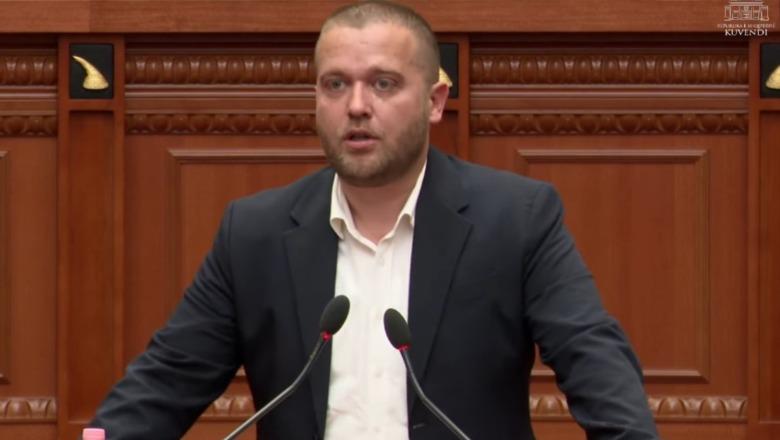 U larguan nga salla pak përpara mbajtjes 1 minutë heshtje për Rexhep Qosjan/ Bido: Deputetët e PD debat jashtë salle, nuk e dinin pse ikën