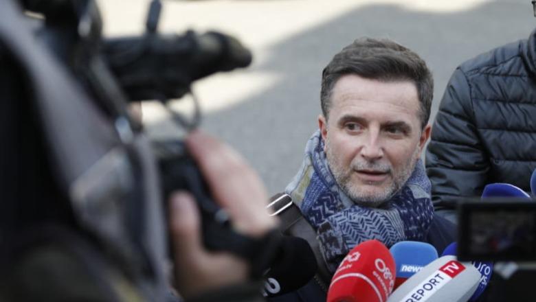 Erion Braçe përgënjeshtron lajmet për ndalimin në një aktivitet të PS: Nuk hyra vetë