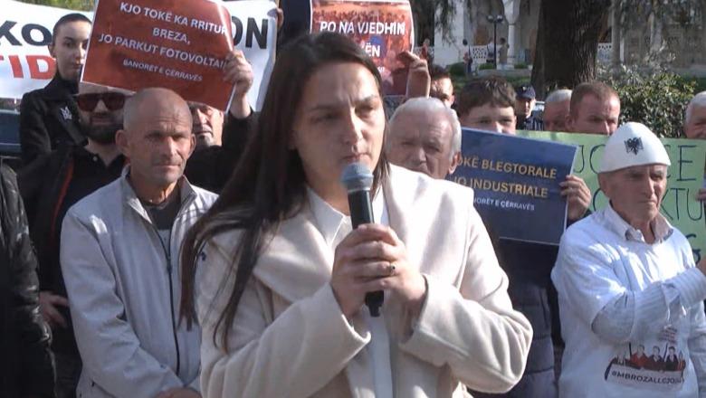 ‘Po na grabisin pronat’- Banorët e Rrjollit dhe disa komunitete të tjera protestë para Kuvendit: Kemi dorëzuar kërkesë për seancë dëgjimore