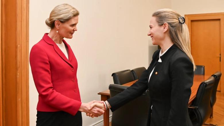 Ismaili dhe VanHorn diskutojnë për drejtësinë dhe luftën kundër korrupsionit në Tiranë