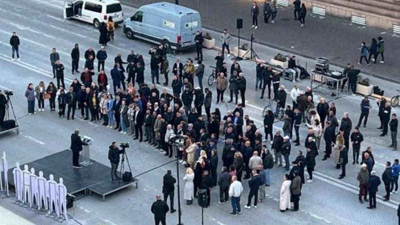 Tubimi i përjavshëm i PD braktiset edhe nga militantët e Berishës, ironizon Balla: Fati i keq për krushqit tani që zgjati dita! Kur errësohej shpejt, dukeshin më shumë