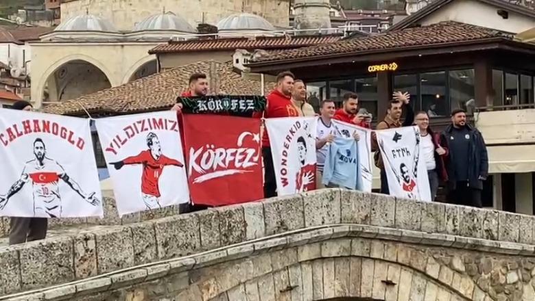 Tifozët turq zbarkojnë në Prizren para ndeshjes, parashikojnë fitore 2:1 ndaj Kosovës