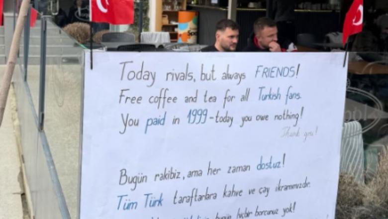  'Borxhin e keni larë në 1999!' Para ndeshjes me Turqinë restoranti në Prishtinë ofron kafe dhe çaj falas për tifozët turq 