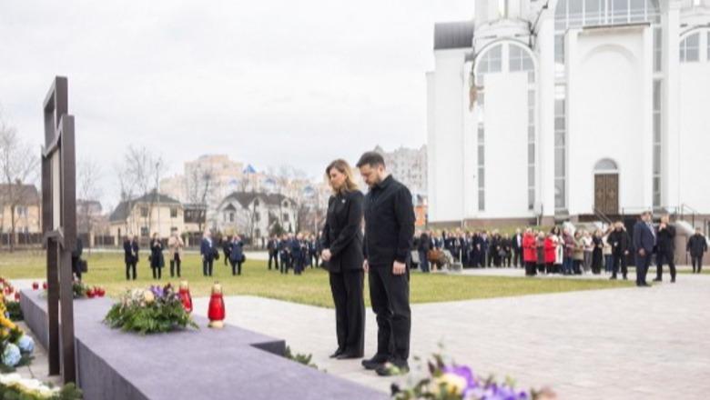 'Gjithë bota e pa tmerrin'- Përvjetori i masakrës së Bucha-s në Ukrainë, Presidenti Zelensky: Njerëzit u torturuan në bodrume nga ushtarët rusë