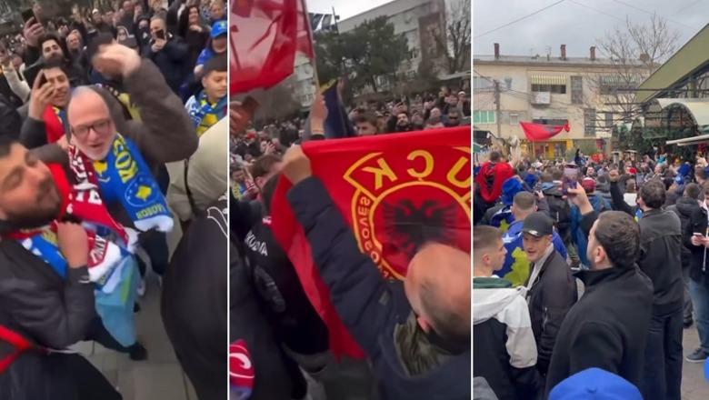 Tifozët e Kosovës dhe Turqisë festojnë së bashku në Prishtinë, nuk mungon flamuri i UÇK-së