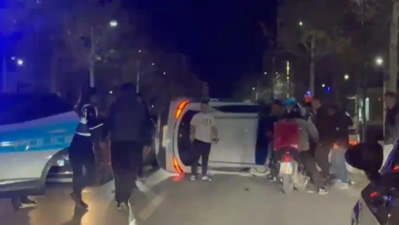 Vlorë/ Të miturit përplasin automjetet e policisë në tentativë për tu arratisur, plagosen 2 efektivë! Shoferi 14 vjeç dorëzohet në komisariat