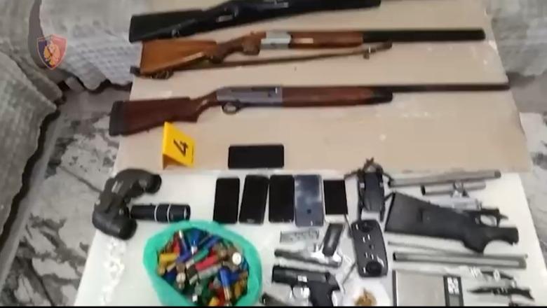 Arrestohet 59-vjeçari në Shijak, i gjenden në banesë 5 armë zjarri, municione e sasi kokaine