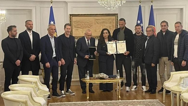 I shkuan një hap larg Kupës së Botës, presidentja Vjosa Osmani dekoron përfaqësuesen e Kosovës në futboll