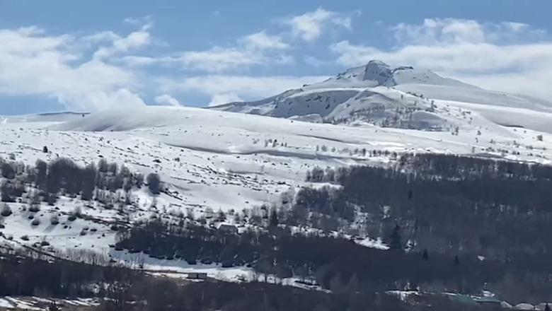 VIDEOLAJM/ ‘Dimër pranveror’ në Kukës dhe fshatrat turistikë të Korçës, zonat malore mbulohen nga dëbora