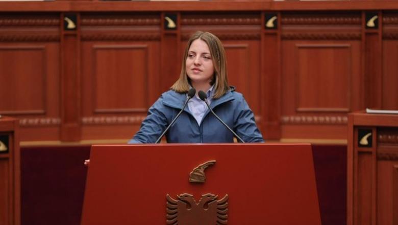 Neomalsorja e luginës së Drinit midis xhubletës dhe kostumit të deputetes: Nuk e kam ndërruar petkun