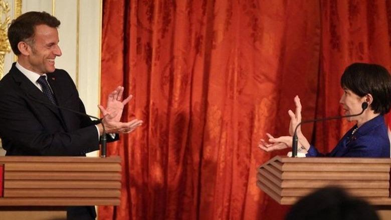 Macron bën gjestin e ‘Dragon Ball’ me kryeministren e Japonisë! Takimi midis tyre bëhet viral