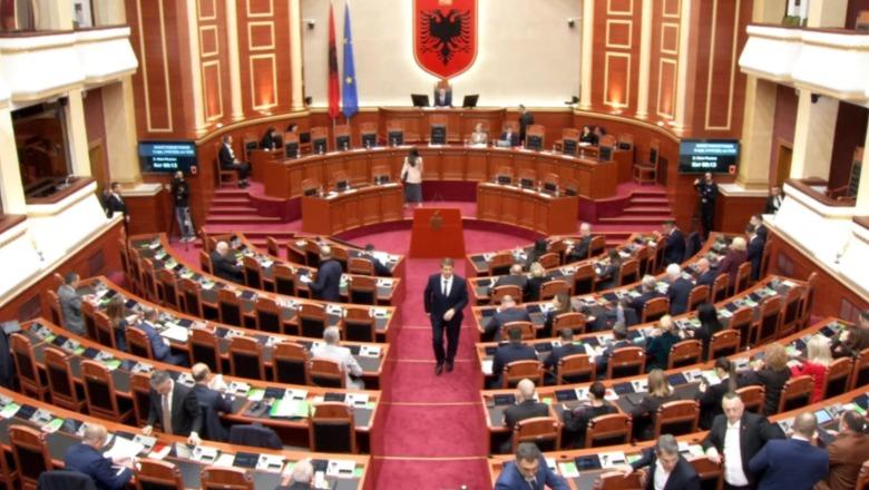 LIVE TV - Sot Kuvend/ Lamallari përballë 3 deputetëve, në axhendë interpelanca Tabaku-Rama! Zgjedhja e anëtarëve të Bordit të Autoritetit të Konkurrencës e AKEP