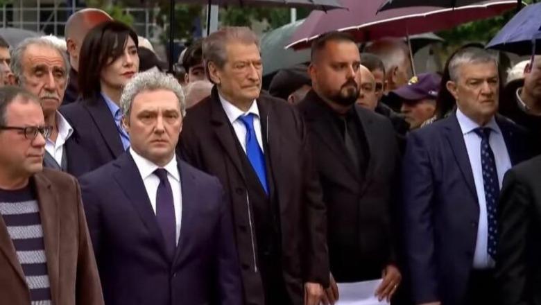 Në memorialin e martirëve të 2 prillit, Berisha bën thirrje për 'kryengritje paqësore' për rrëzimin e Edi Ramës: Armiku më i madh pas Enver Hoxhës