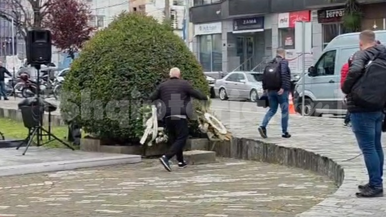 Incident tek memoriali i 2 prillit në Shkodër, militanti i PD-së përdhos kurorat me lule të Bashkisë, reagon Benet Beci: Respekt i përjetshëm për dëshmorët