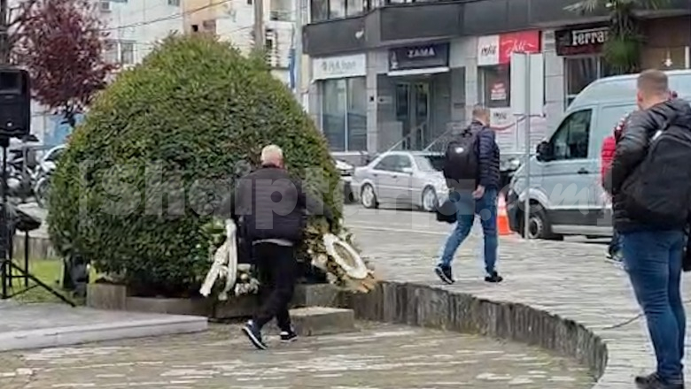 Incident tek memoriali i 2 prillit në Shkodër, militanti i PD-së përdhos kurorat me lule të Bashkisë, reagon Benet Beci: Respekt i përjetshëm për dëshmorët
