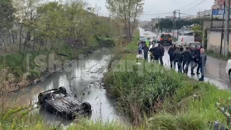Durrës/ Automjeti del nga rruga dhe bie në kanal, dyshohet se shoferja 24-vjeçarja humbi kontrollin e drejtimit