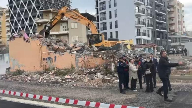 IKMT sërish aksion në Vlorë për prishjen e objekteve, banorët kundërshtojnë: Është prona ime 