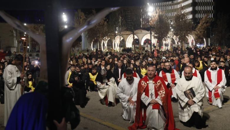 Tiranë/ Besimtarët katolikë kremtojnë 'Udhën e Kryqit', imzot Arjan Dodaj: Shumë vëllezër e motra në mënyrë të tepruar banojnë në burgje, drejtësia represive pa përgjigje e mbyt të ardhmen